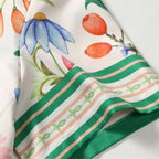 Detalhe da manga da camisa masculina Vinser Copacabana branca com estampa floral colorida e acabamento premium
