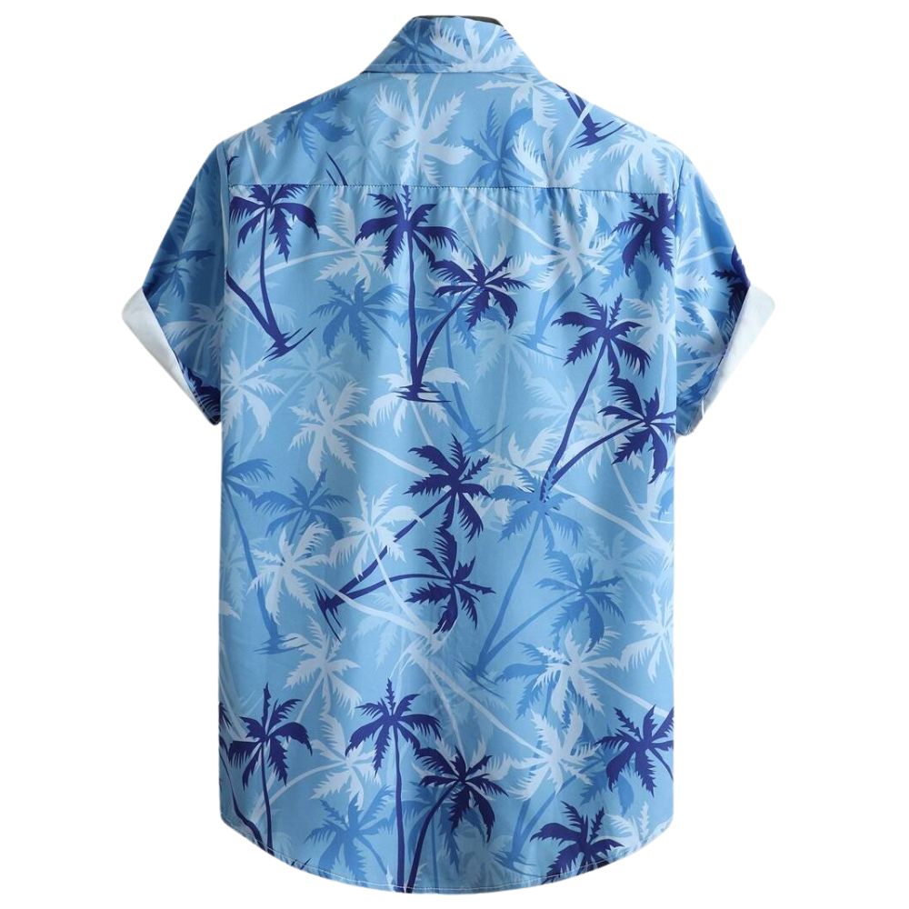 Vista traseira da Camisa Vinser Costa Azul Claro, com estampa tropical de coqueiros em tons de azul-claro, destacando o caimento, a modelagem de manga curta e o acabamento premium da peça.