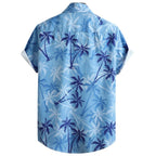 Vista traseira da Camisa Vinser Costa Azul Claro, com estampa tropical de coqueiros em tons de azul-claro, destacando o caimento, a modelagem de manga curta e o acabamento premium da peça.