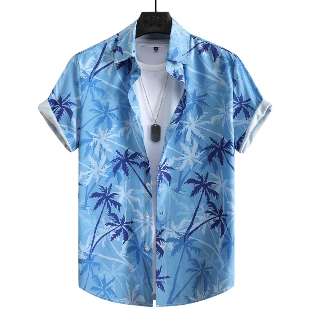 Vista frontal da Camisa Vinser Costa Azul Claro, com estampa tropical de coqueiros em tons de azul-claro, modelagem de manga curta e tecido leve para um visual elegante, fresco e descontraído.