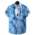 Vista frontal da Camisa Vinser Costa Azul Claro, com estampa tropical de coqueiros em tons de azul-claro, modelagem de manga curta e tecido leve para um visual elegante, fresco e descontraído.