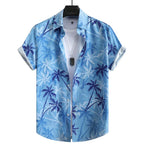 Vista frontal da Camisa Vinser Costa Azul Claro, com estampa tropical de coqueiros em tons de azul-claro, modelagem de manga curta e tecido leve para um visual elegante, fresco e descontraído.