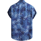 Vista traseira da Camisa Vinser Costa Azul, com estampa tropical de coqueiros em tons de azul, destacando o caimento, a modelagem de manga curta e o acabamento premium da peça.