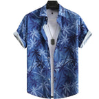 Vista frontal da Camisa Vinser Costa Azul, com estampa tropical de coqueiros em tons de azul, modelagem de manga curta e tecido leve para um visual elegante e descontraído.
