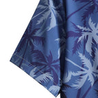 Close da manga da Camisa Vinser Costa Azul, destacando a estampa tropical em tons de azul, o tecido leve, o caimento da manga curta e o acabamento refinado da peça.