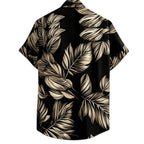 Vista traseira da Camisa Vinser Costa Dourada com estampa tropical de folhas em tons dourados sobre fundo preto, destacando o caimento leve e o acabamento refinado.