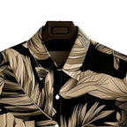 Detalhe da gola da Camisa Vinser Costa Dourada, destacando o acabamento refinado, a padronagem de folhas em tons dourados e o tecido de toque leve.