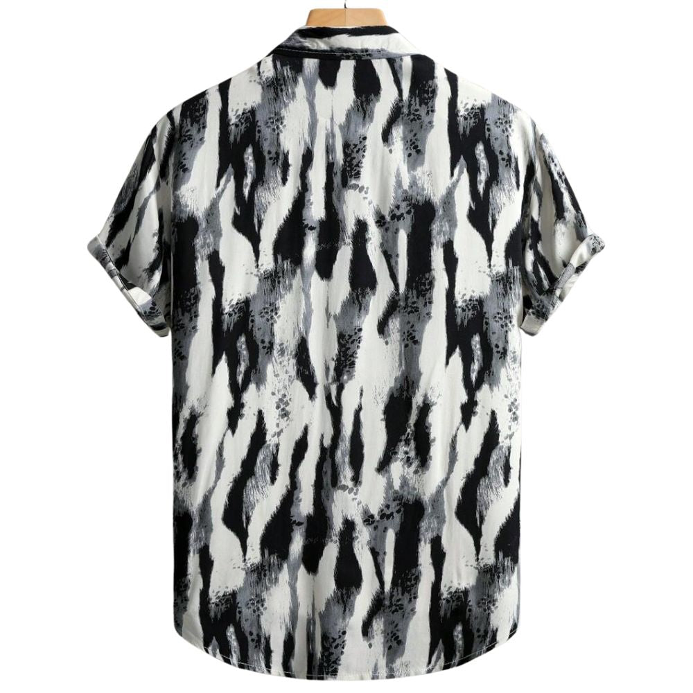 Vista traseira da Camisa Vinser Costa Noturna, com estampa abstrata em preto, branco e cinza inspirada no movimento das ondas, modelagem de manga curta e tecido leve para uso casual.