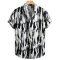 Vista frontal da Camisa Vinser Costa Noturna, com estampa abstrata em preto, branco e cinza inspirada no movimento das ondas, modelagem de manga curta e tecido leve para uso casual.