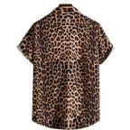 Vista traseira da Camisa Vinser Costa Selvagem, com estampa animal print inspirada em onça em tons de marrom, preto e bege, modelagem de manga curta e caimento leve.