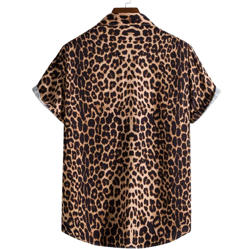 Vista traseira da Camisa Vinser Costa Selvagem, com estampa animal print inspirada em onça em tons de marrom, preto e bege, modelagem de manga curta e caimento leve.