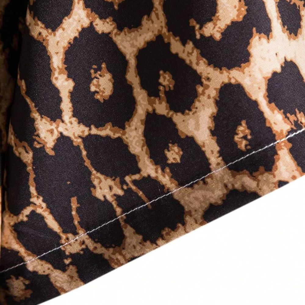 Detalhe da costura da Camisa Vinser Costa Selvagem, destacando o acabamento reforçado sobre a estampa animal print em tons de marrom, preto e bege.