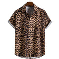 Vista frontal da Camisa Vinser Costa Selvagem, com estampa animal print inspirada em onça em tons de marrom, preto e bege, modelagem de manga curta e tecido leve para um visual marcante.