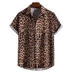 Vista frontal da Camisa Vinser Costa Selvagem, com estampa animal print inspirada em onça em tons de marrom, preto e bege, modelagem de manga curta e tecido leve para um visual marcante.