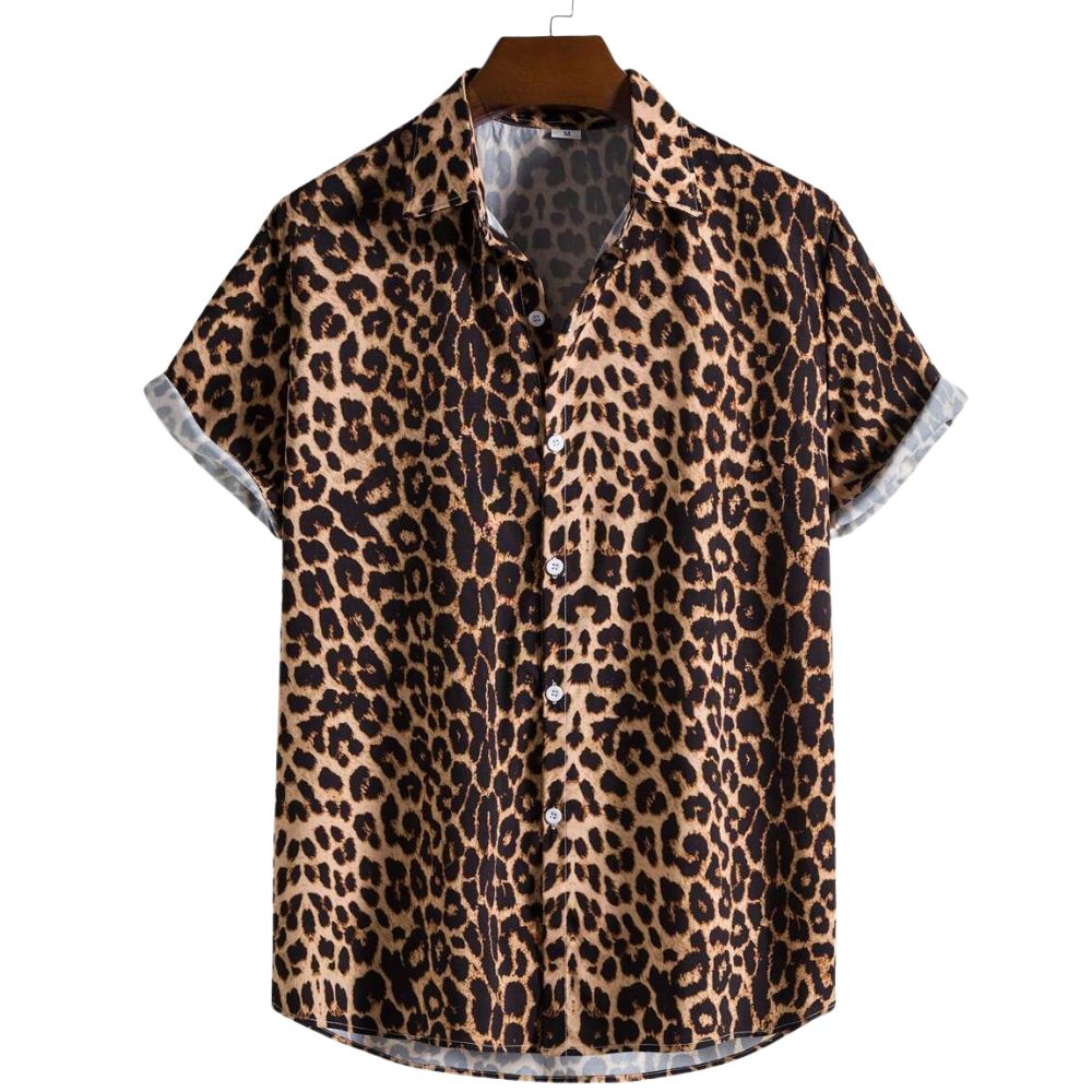 Vista frontal da Camisa Vinser Costa Selvagem, com estampa animal print inspirada em onça em tons de marrom, preto e bege, modelagem de manga curta e tecido leve para um visual marcante.