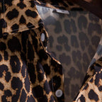 Detalhe da gola da Camisa Vinser Costa Selvagem, com colarinho estruturado, botões frontais e estampa animal print em tons de marrom, preto e bege.