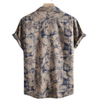 Vista traseira da Camisa Vinser Costa Serena, com estampa floral em tons de bege, marrom e azul, manga curta e caimento leve para um visual sofisticado e casual.