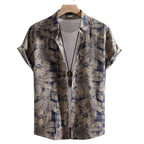 Vista frontal da Camisa Vinser Costa Serena, com estampa floral em tons de bege, marrom e azul, modelagem de manga curta e caimento leve para um visual elegante e casual.