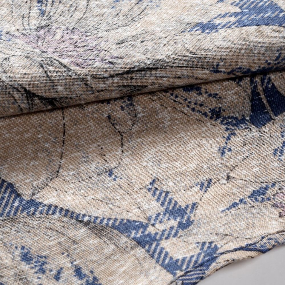 Detalhe do tecido da Camisa Vinser Costa Serena, destacando a textura leve, o acabamento de qualidade e a estampa floral em tons de bege, marrom e azul.