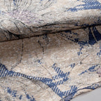 Detalhe do tecido da Camisa Vinser Costa Serena, destacando a textura leve, o acabamento de qualidade e a estampa floral em tons de bege, marrom e azul.