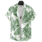 Vista frontal da Camisa Vinser Costa Verde com estampa tropical em folhas verdes sobre fundo branco, modelagem de manga curta e caimento leve.