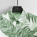 Detalhe da gola da Camisa Vinser Costa Verde, destacando o acabamento refinado, costura de qualidade e estampa tropical de folhas verdes.