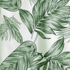 Close do tecido da Camisa Vinser Costa Verde, destacando a estampa tropical de folhas verdes, a textura suave e o acabamento de alta qualidade.