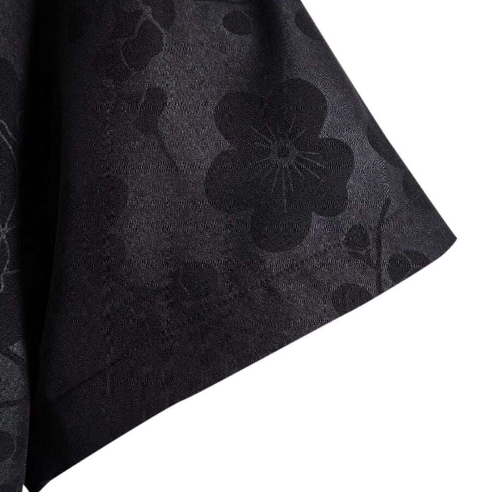 Detalhe da manga da Camisa Vinser Curitiba preta com estampa floral discreta