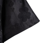 Detalhe da manga da Camisa Vinser Curitiba preta com estampa floral discreta