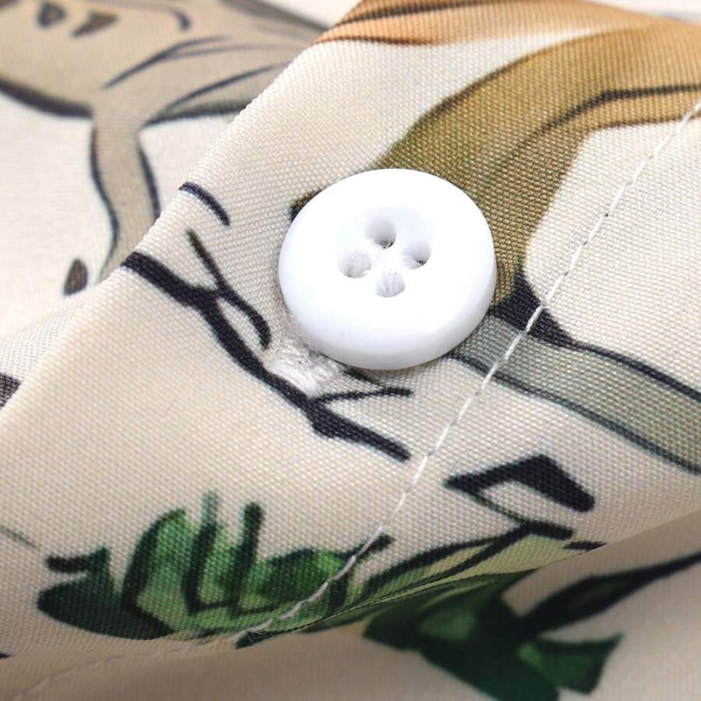 Detalhe do botão e da estampa de dinossauros da Camisa Vinser Dino
