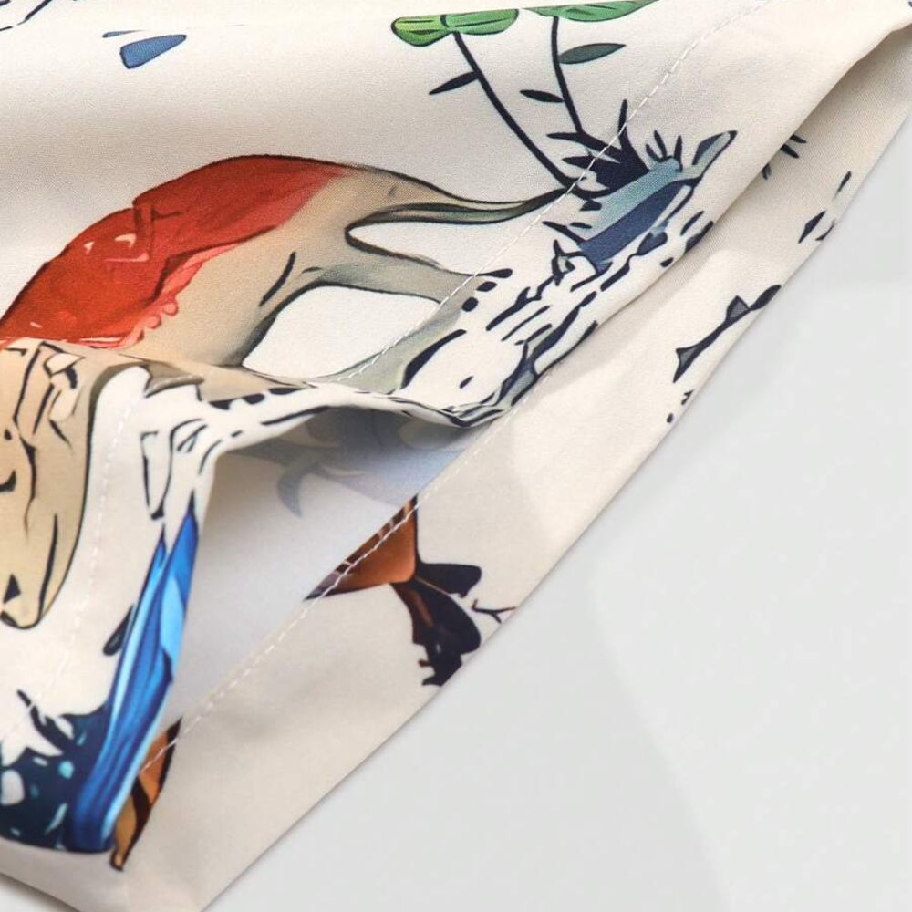 Detalhe da estampa de dinossauros e acabamento da Camisa Vinser Dino