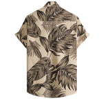 Vista traseira da Camisa Vinser Duna Atlântica, com estampa tropical de folhas em tons de marrom sobre fundo bege, evidenciando o caimento e o acabamento das costas.