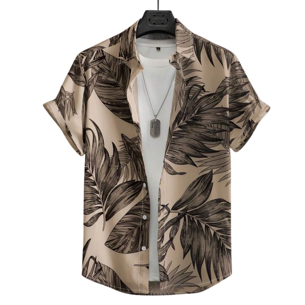 Vista frontal da Camisa Vinser Duna Atlântica, com estampa tropical de folhas em tons de marrom sobre fundo bege, modelagem de manga curta e caimento leve.