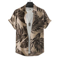 Vista frontal da Camisa Vinser Duna Atlântica, com estampa tropical de folhas em tons de marrom sobre fundo bege, modelagem de manga curta e caimento leve.