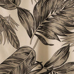 Close da estampa da Camisa Vinser Duna Atlântica, com folhas tropicais em tons de marrom sobre fundo bege, destacando a textura, a leveza e o acabamento premium do tecido.