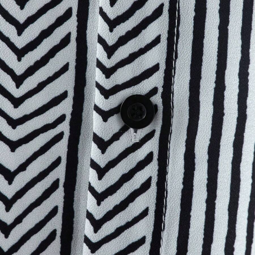Detalhe do botão da Camisa Vinser Ébano Linear com estampa geométrica em preto e branco