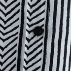 Detalhe do botão da Camisa Vinser Ébano Linear com estampa geométrica em preto e branco