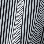 Detalhe do tecido da Camisa Vinser Ébano Linear com estampa listrada geométrica em preto e branco