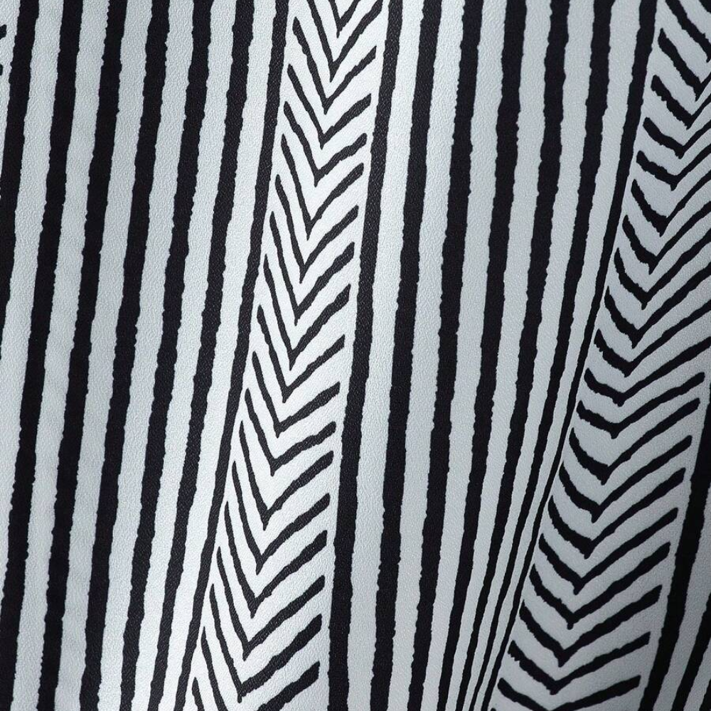 Detalhe do tecido da Camisa Vinser Ébano Linear com estampa listrada geométrica em preto e branco