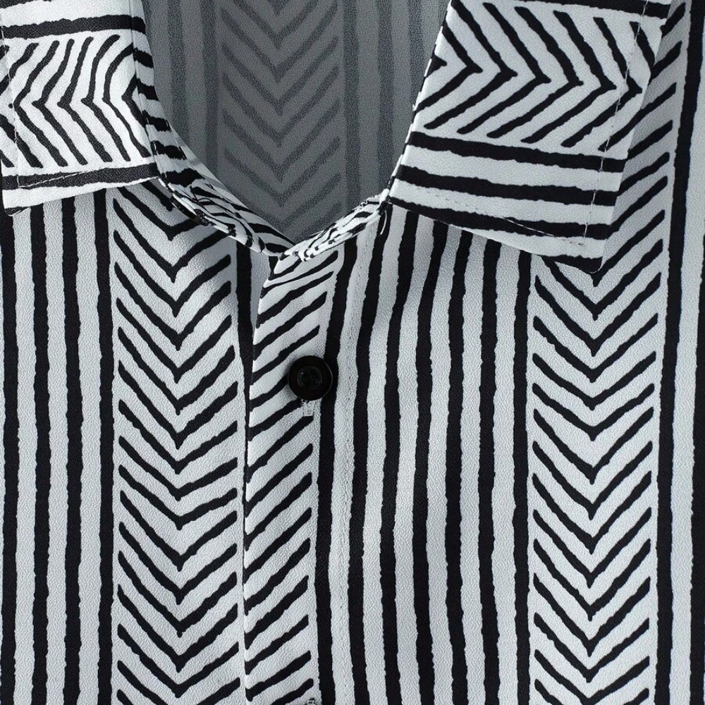 Detalhe da gola e botão da Camisa Vinser Ébano Linear com estampa geométrica em preto e branco