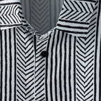 Detalhe da gola e botão da Camisa Vinser Ébano Linear com estampa geométrica em preto e branco