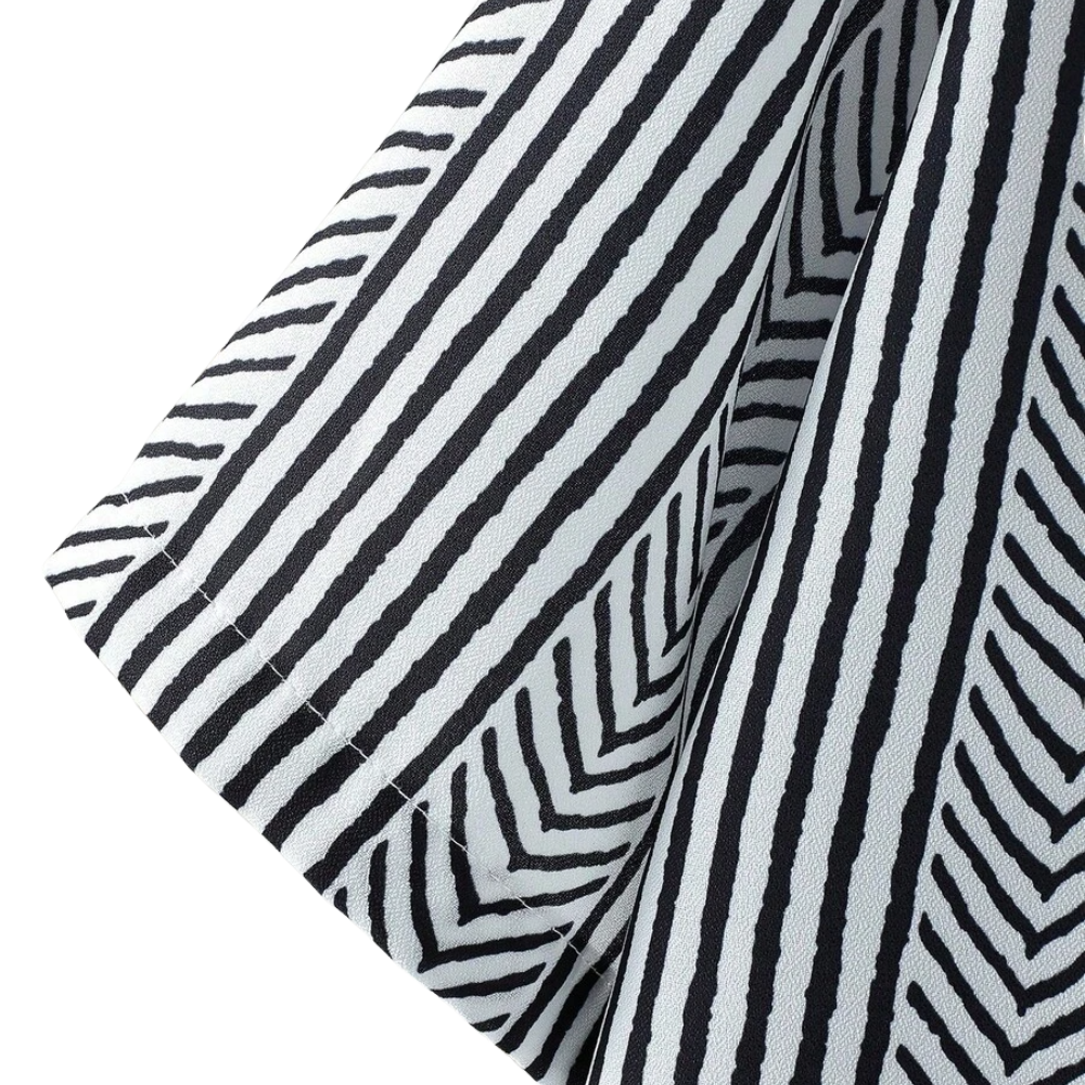 Detalhe do tecido da Camisa Vinser Ébano Linear com estampa geométrica listrada em preto e branco