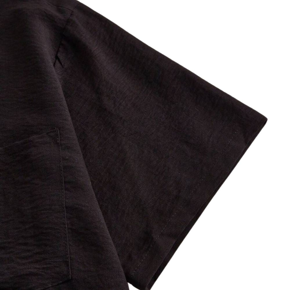 Detalhe da manga da Camisa Vinser Eclipse na cor preta, destacando o acabamento das costuras, o tecido texturizado e o caimento leve, evidenciando conforto e qualidade premium.