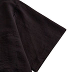 Detalhe da manga da Camisa Vinser Eclipse na cor preta, destacando o acabamento das costuras, o tecido texturizado e o caimento leve, evidenciando conforto e qualidade premium.