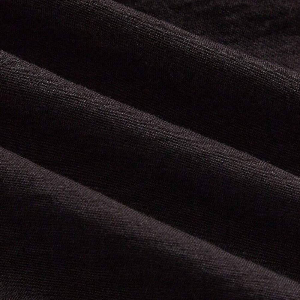 Texto alternativo (ALT):
Detalhe do tecido da Camisa Vinser Eclipse na cor preta, destacando a textura suave, o acabamento refinado e o tecido leve e respirável, proporcionando conforto e elegância para o uso diário.