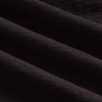 Texto alternativo (ALT):
Detalhe do tecido da Camisa Vinser Eclipse na cor preta, destacando a textura suave, o acabamento refinado e o tecido leve e respirável, proporcionando conforto e elegância para o uso diário.