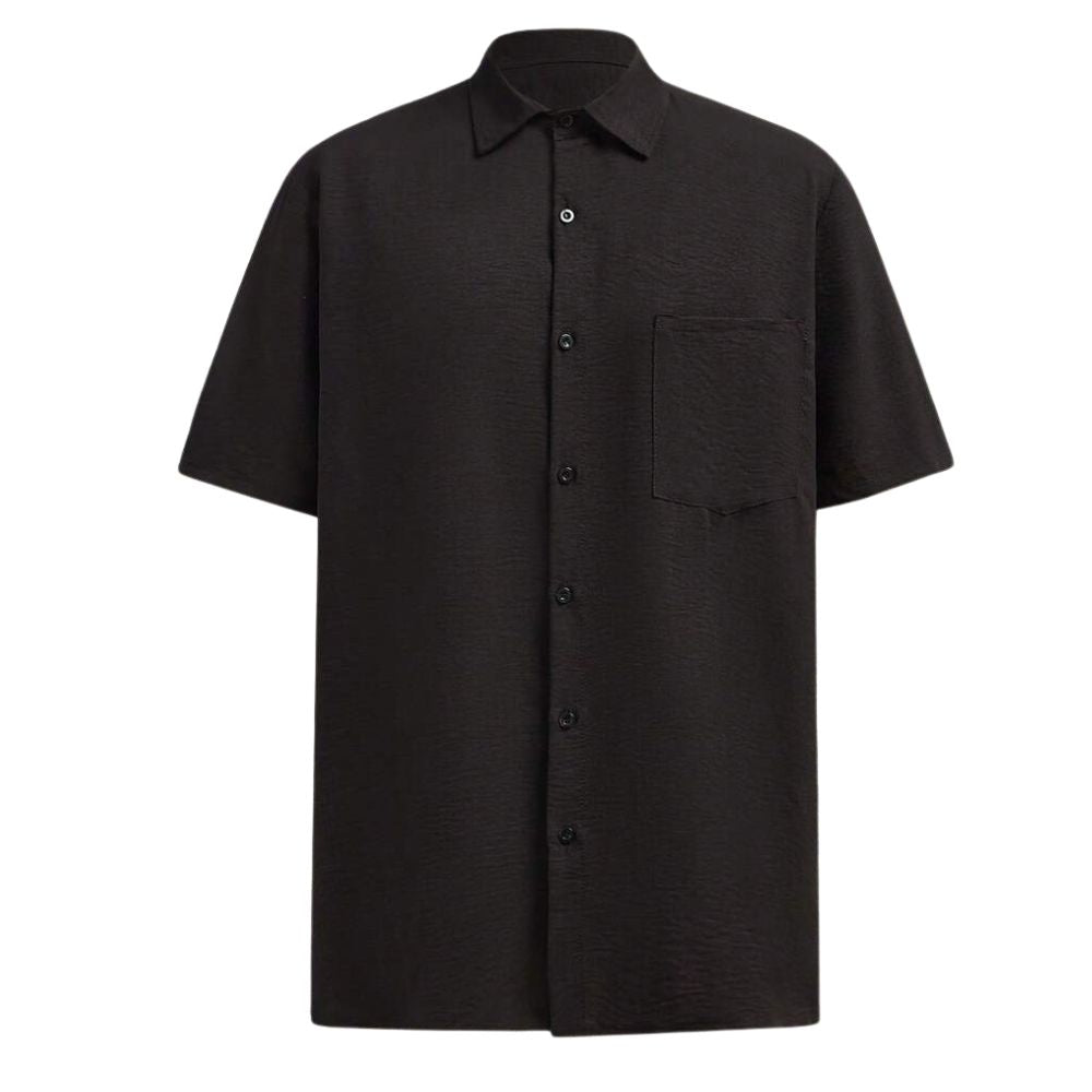 Vista frontal da Camisa Vinser Eclipse em preto, manga curta, gola tradicional, bolso frontal e caimento leve, confeccionada em tecido confortável, ideal para um visual elegante, moderno e sofisticado.