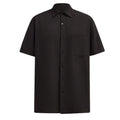 Vista frontal da Camisa Vinser Eclipse em preto, manga curta, gola tradicional, bolso frontal e caimento leve, confeccionada em tecido confortável, ideal para um visual elegante, moderno e sofisticado.