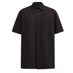 Vista frontal da Camisa Vinser Eclipse em preto, manga curta, gola tradicional, bolso frontal e caimento leve, confeccionada em tecido confortável, ideal para um visual elegante, moderno e sofisticado.