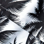 Detalhe do tecido da camisa masculina Vinser Espelho com estampa de coqueiros pretos, botão branco, acabamento premium e costuras refinadas